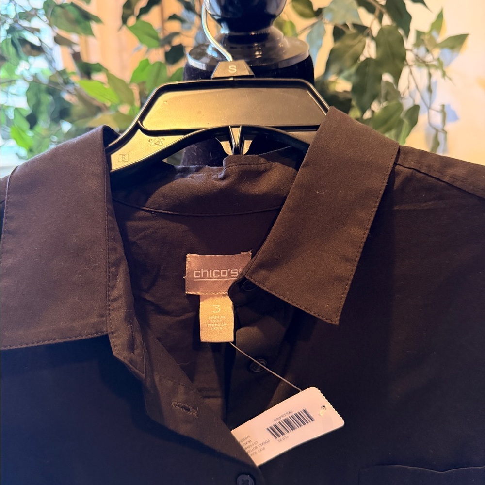 Chico's Women’s Black Casual Button Down Shirt - Picture 2 of 2
